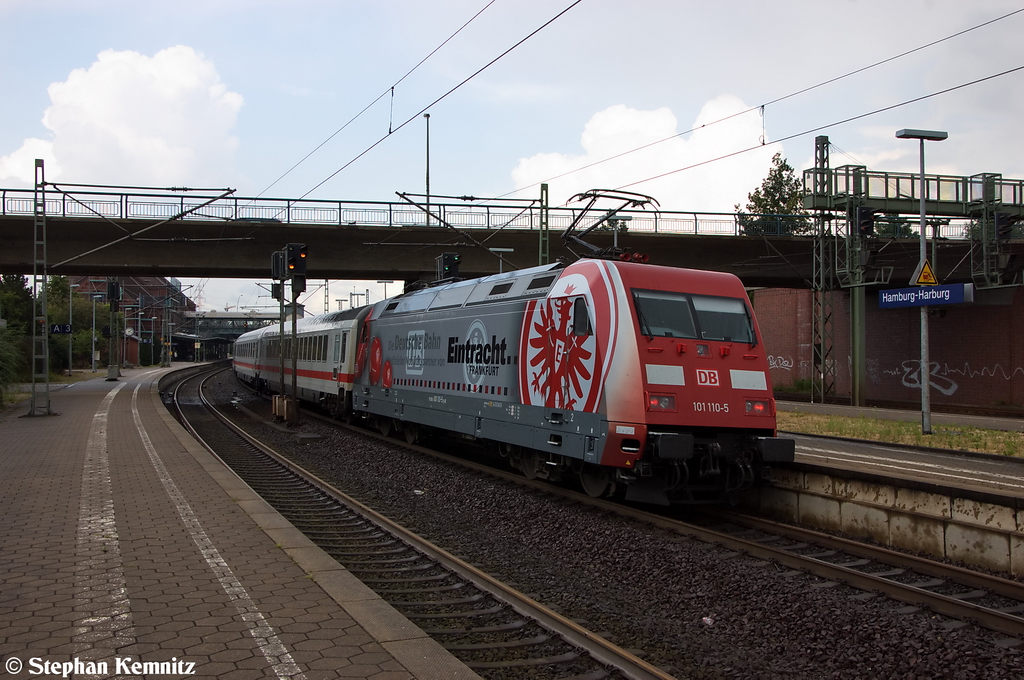 101 110-5  Eintracht Frankfurt  mit dem IC 2028 von Nrnberg Hbf nach Hamburg-Altona in Hamburg-Harburg. 31.08.2012