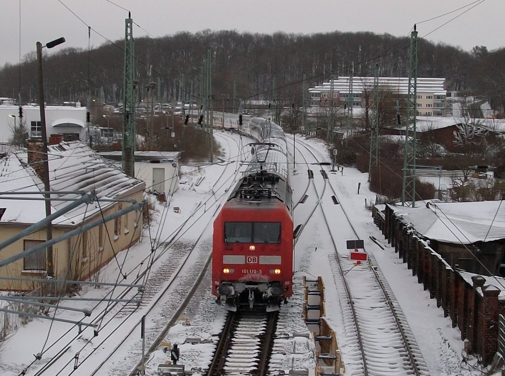 101 110 hat am 15.Dezember 2010 mit dem IC Binz-Stuttgart auf 30 km/h herunter gebremst um durch den Bahnhof Bergen/Rgen zufahren.