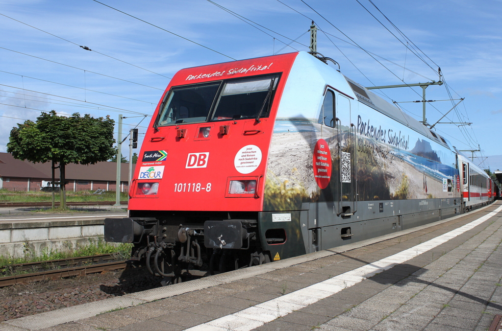 101 118-8 mit dem IC 2314 (Kln Hbf -> Westerland/Sylt und Kurswagen nach Dagebll Mole) in Itzehoe am 21.07.2012