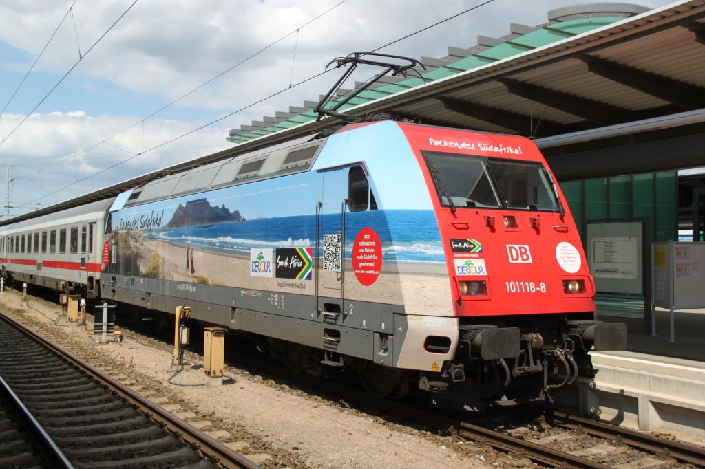 101 118-8 mit IC 2209 von Rostock Hbf nach Mnchen Hbf kurz vor der Ausfahrt im Rostocker Hbf.09.06.2012