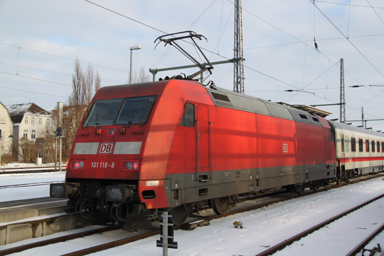 101 118-8 mit IC 2376 von Karlsruhe Hbf nach Ostseebad Binz im Rostocker Hbf.11.02.2012