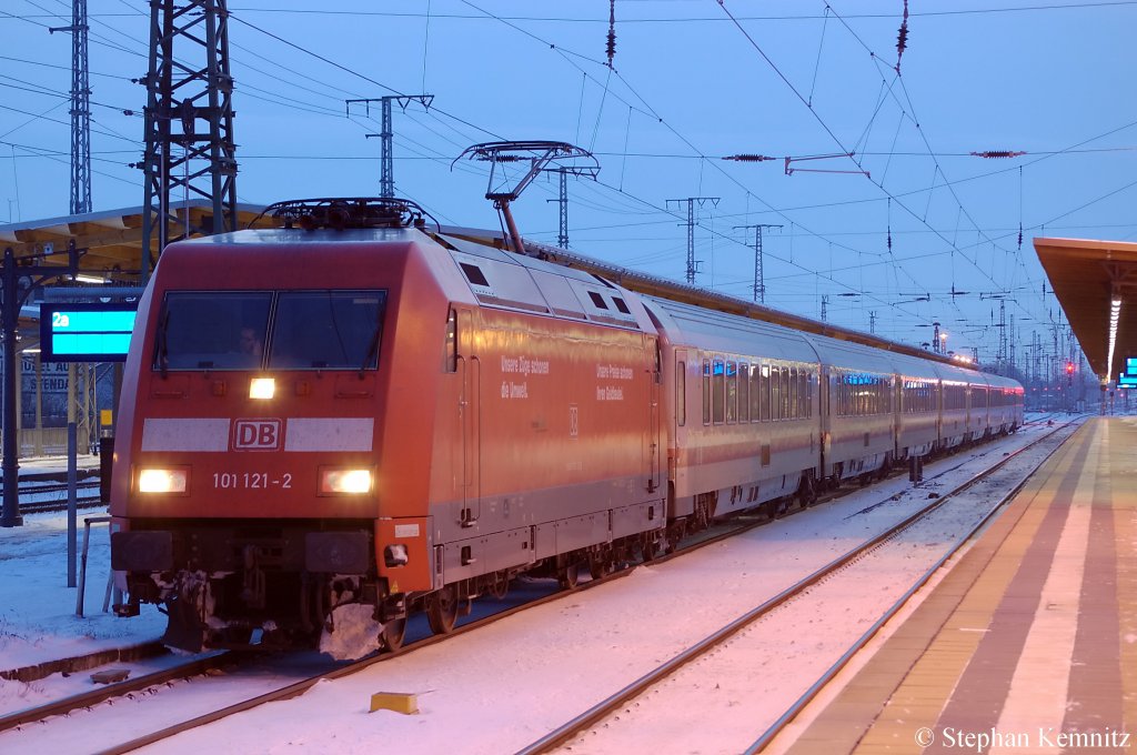 101 121-2 mit dem IC 143 nach Berlin Ostbahnhof in Stendal. Dieser IC kam wegen versptete bergabe aus dem Ausland mit 120min Versptung in Stendal an. 10.12.2010