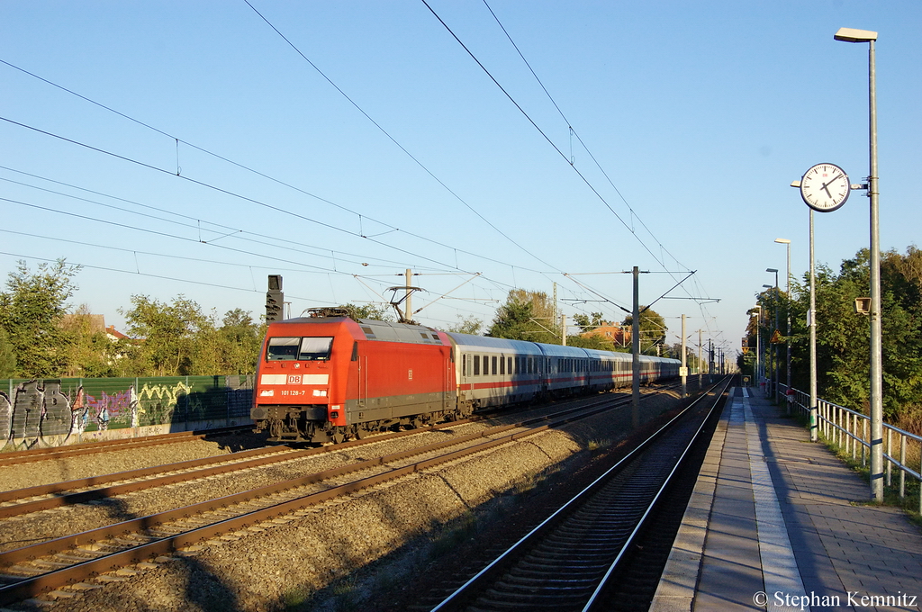 101 128-7 mit dem IC 140 von Berlin Ostbahnhof nach Bad Bentheim in Nennhausen. 16.10.2011