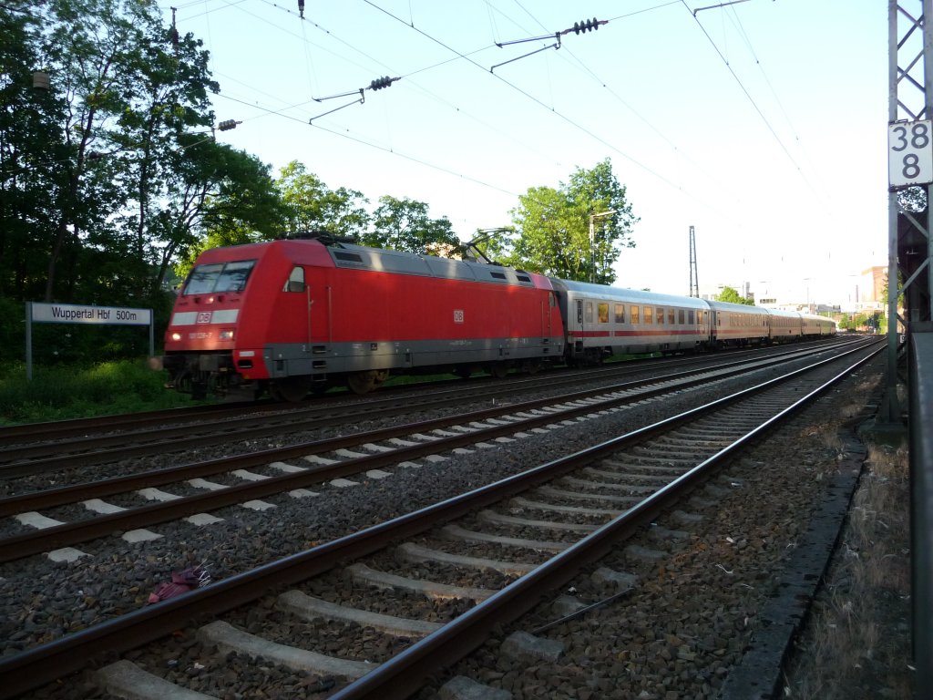 101 128 ist mit einem Intercity in Wuppertal unterwegs. 25.05.2012