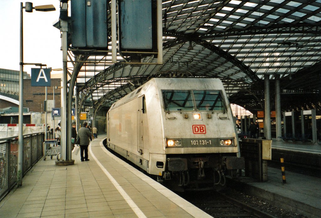 101 131 fhrt hier mit einem MET aus dem Klner Hbf in Richtung Hamburg aus. Das Bild entstand kurz vor der Einstellung des Metropolitans. In den letzten Tagen des Metropolitans wurden die  Metropolitan-Embleme  an den Loks und Wagen durch normale  DB-Kekse  ersetzt. (Bild wurde eingescannt und das genaue Datum wei ich auch nicht mehr...)