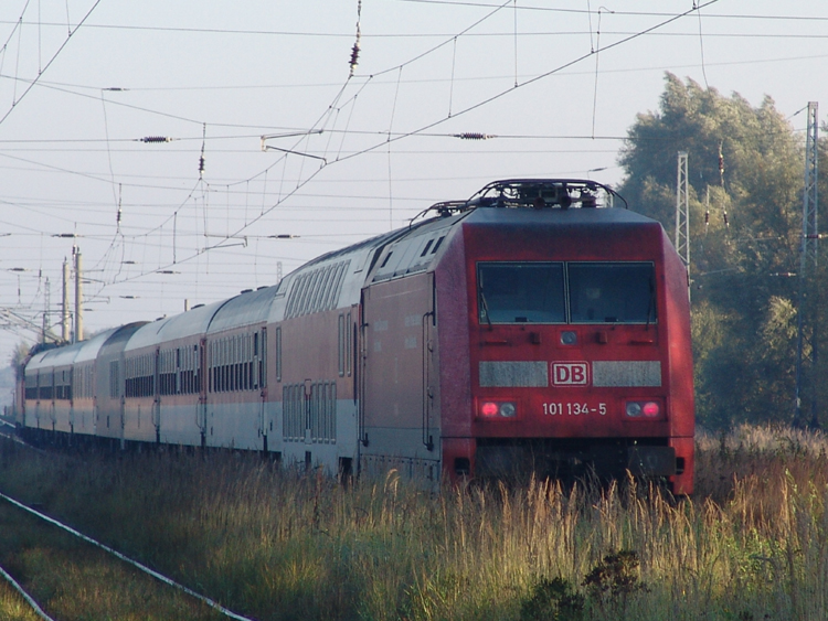 101 134-5 hing am 11.10.05 kalt am NZ1448/40482 nach Binz.Aufgenommen im Bahnhof Bentwisch