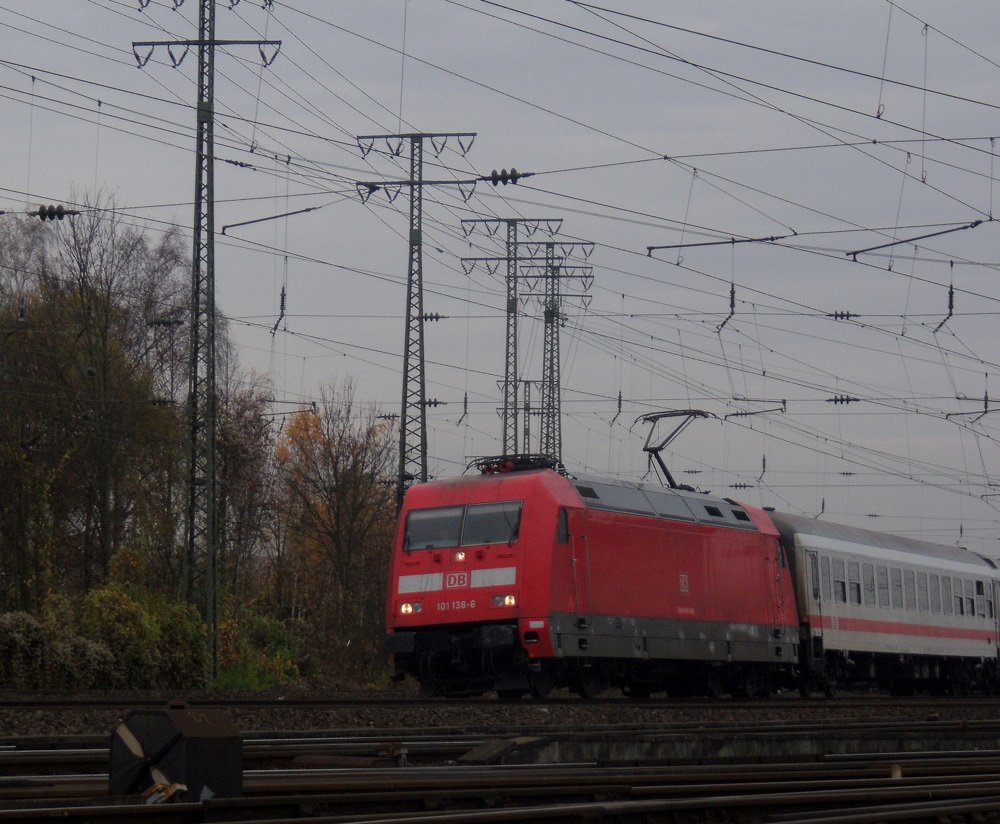 101 138 6 mit IC bei der Durchfahrt von KO-Ltzel