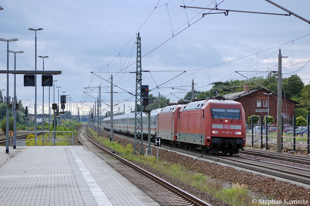 101 139-4 & 101 044-6 (kalt) mit dem IC 145 von Schiphol (Airport) nach Berlin Ostbahnhof in Rathenow. 30.08.2011