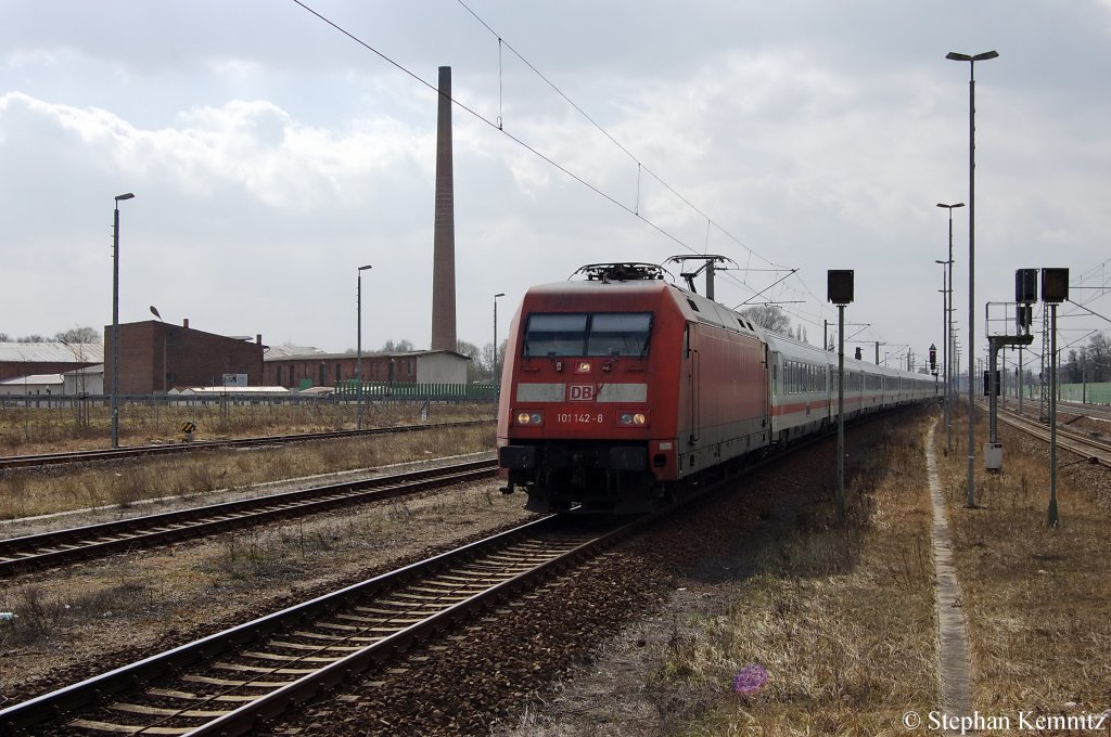 101 142-8 mit dem IC 143 von Schiphol (Airport) nach Berlin Ostbahnhof mit einem zustzlicher Halt in Rathenow. Der IC 143 hatte wegen Versptung im Ausland zu diesem Zeitpunkt eine Versptung von 15min gehabt. 01.04.2011