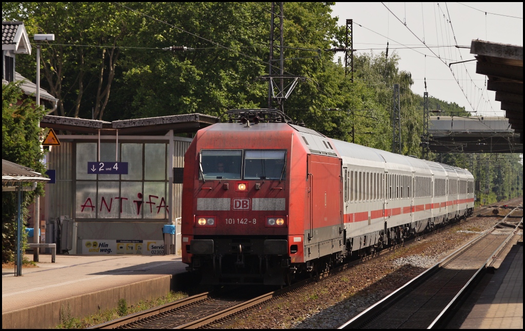 101 142 mit IC in Richtung Dortmund am 04.06.11 bei der Durchfahrt von Kamen