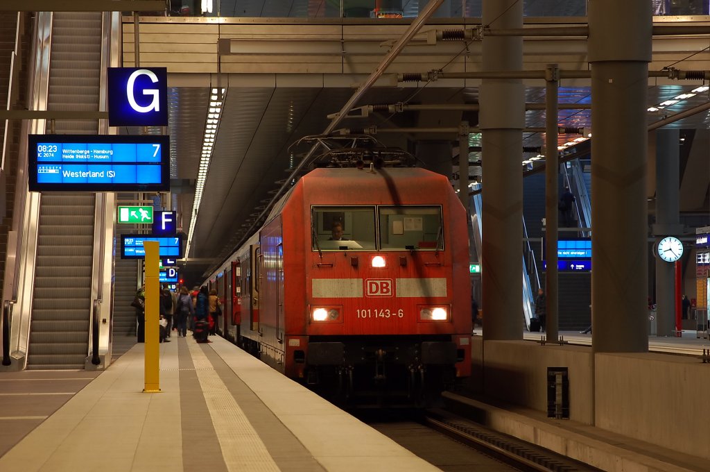 101 143-6 mit dem IC 2074 nach Westerland(Sylt) in Berlin Hbf (tief). 30.10.2010