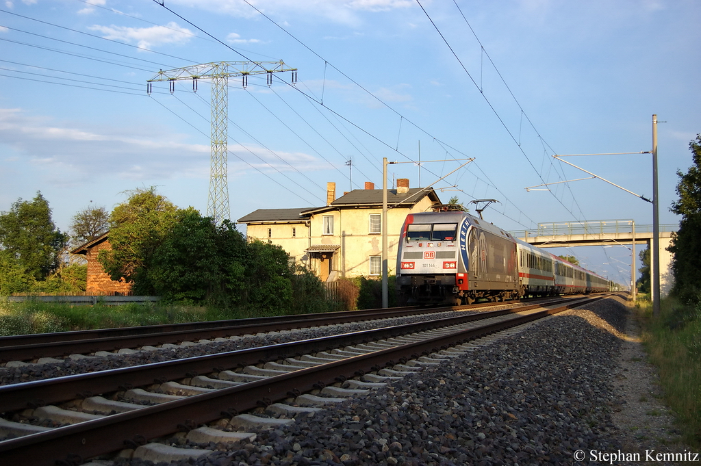 101 144  Hertha BSC  mit dem EC 172 von Villach Hbf nach Hamburg-Altona in Vietznitz. 07.07.2011