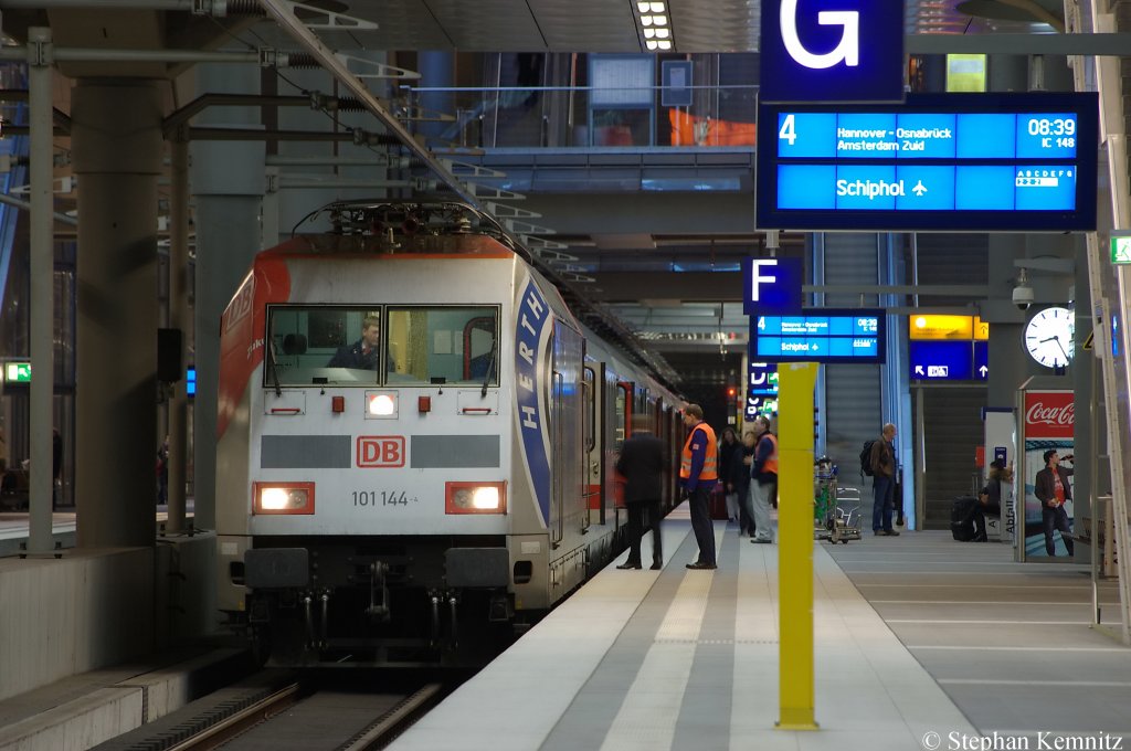 101 144  Hertha BSC  bernimmt im Berliner Hbf den IC 148 aus Szczecin Glowny, um ihn weiter nach Schiphol (Airport) zu bringen. 13.11.2010