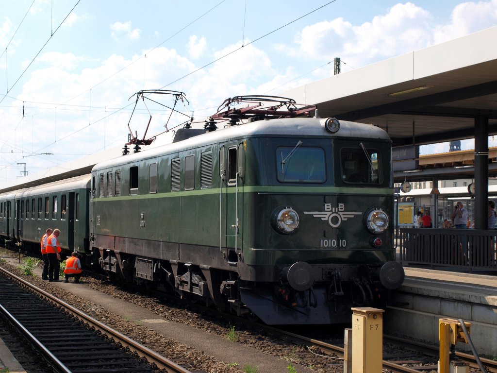 1010.10 stand mit dem Sonderzug nach Wien Westbahnhof im Nrnberg Hbf am 22.8 kurz vor meiner Abfahrt nach Hamburg.