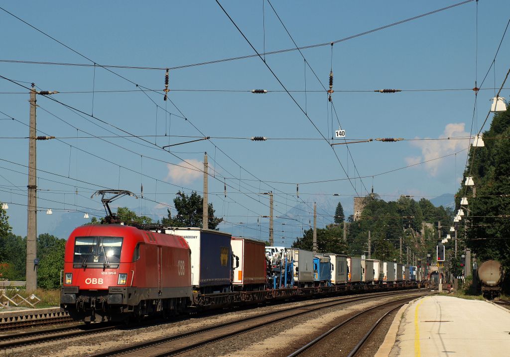 1016 020-8 fuhr mit einer langen Rola durch Brixlegg am 2.8.11.