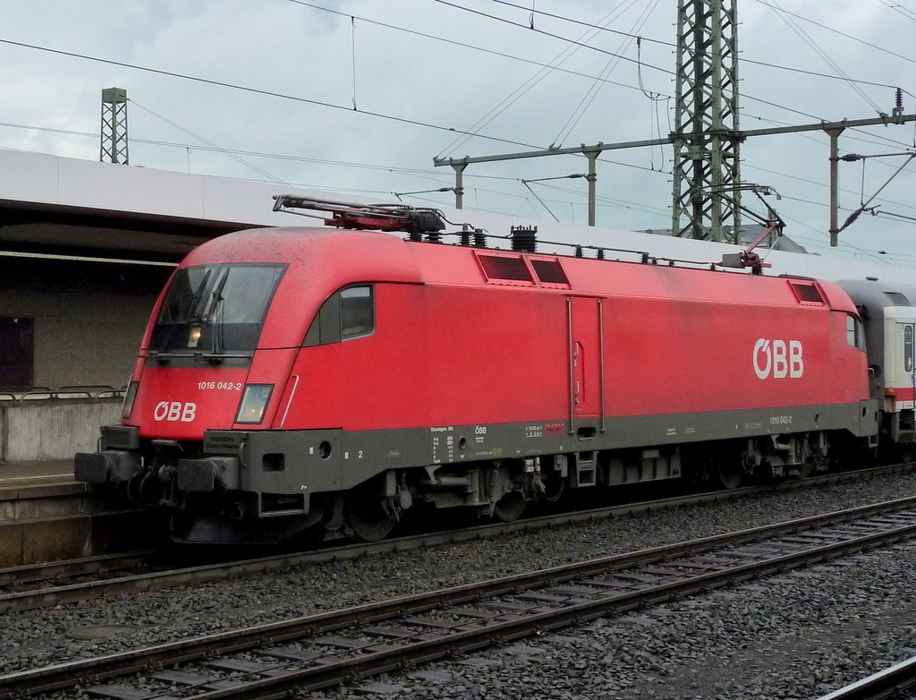 1016 042-2 mit IC 2083 Knigssee am 12.06.10 im Bahnhof Fulda