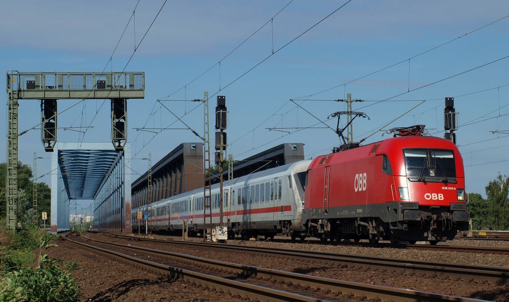 1016 045-5 rauschte mit dem IC 2191 von Westerland/Sylt nach Frankfurt/Main ber die Sderelbbrcken und wird gleich den Bahnhof Hamburg-Harburg erreichen. 20.8.11.