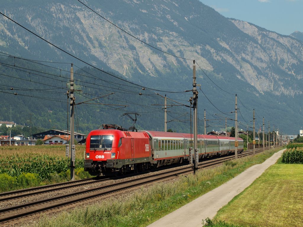 1016 047-1 rauschte mit einem BB Fernverkehrszug durch Schwaaz am 2.8.11.