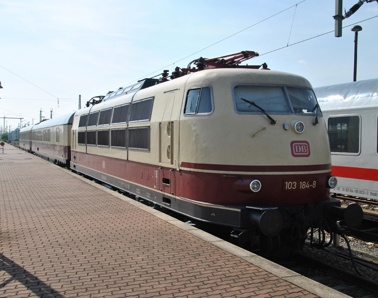 103 184-8 abgestellt im Hauptbahnhof Dresden.Rckfahrt ist am 10.07.2011 von Dresden nach Koblenz Hbf.(07.07.2011)