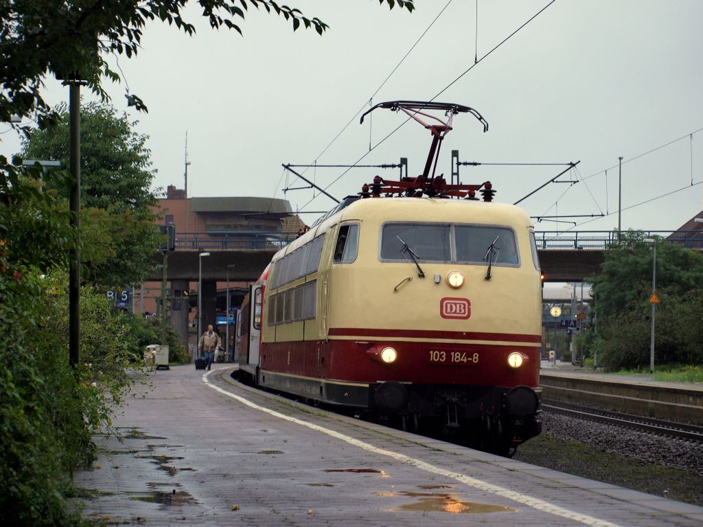 103 184-8 stand mit dem IC 1817 nach Kln Hbf abfahrbereit an Bahnsteig 5 im Bahnhof Hamburg-Harburg am 26.9.