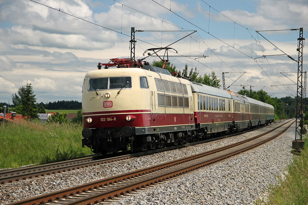 103 184 mit historischem TEE-Sonderzug bei Ostermnchen zwischen Rosenheim und Mnchen am 12.6.2011.