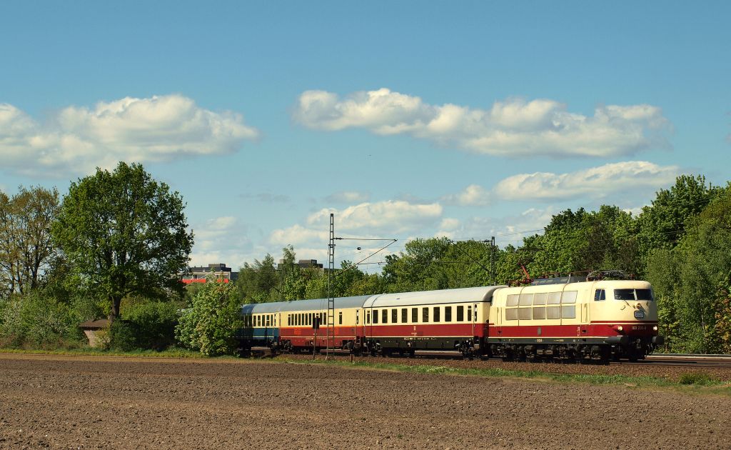 103 235-8 fuhr mit dem IC 2417 nach Kln Hbf durch Halstenbek am 1.5.11
