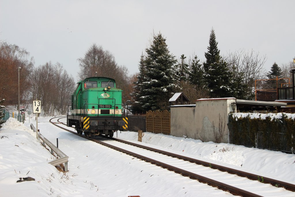 106 002 der ITL fhrt als Lz am 30.03.13 durch Pulsnitz und steuert Arnsdorf -> Dresden an.