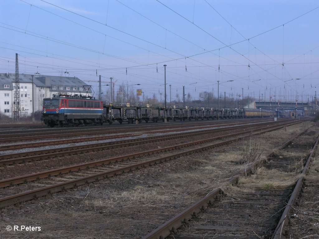 109 028-1 durchfhet Leipzig Schnfeld mit einem leeren Autotransportzug. 05.03.11