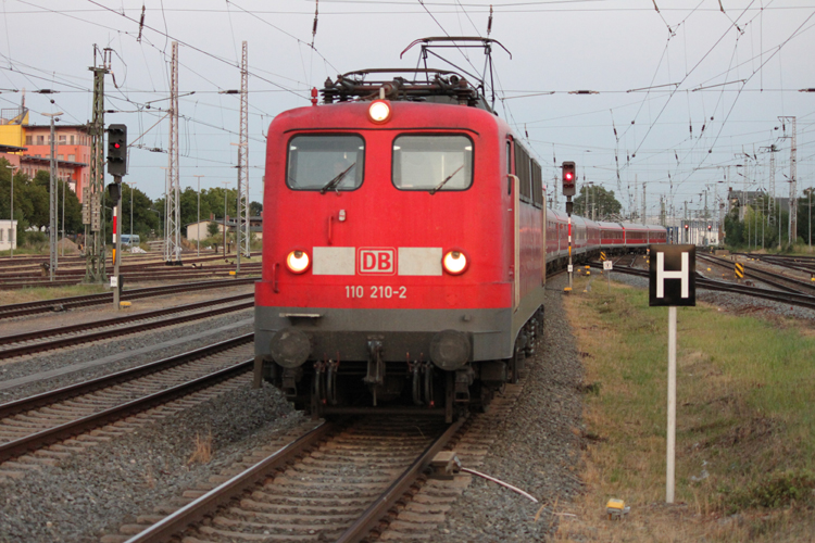 110 210-2 mit DZ2791 von Potsdam Hbf Richtung Warnemnde bei der Einfahrt im Rostocker Hbf.(06.07.10)