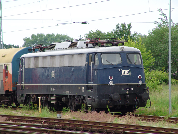 110 348-0 abgestellt im Rostocker Hbf.(14.06.04)