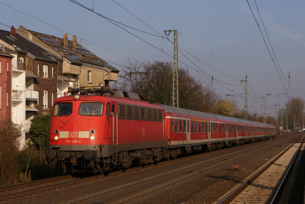 110 426-4 mit der RB 35 von Kln nach Wesel bei der Durchfahrt durch Dsseldorf-Oberbilk am 23.03.2011