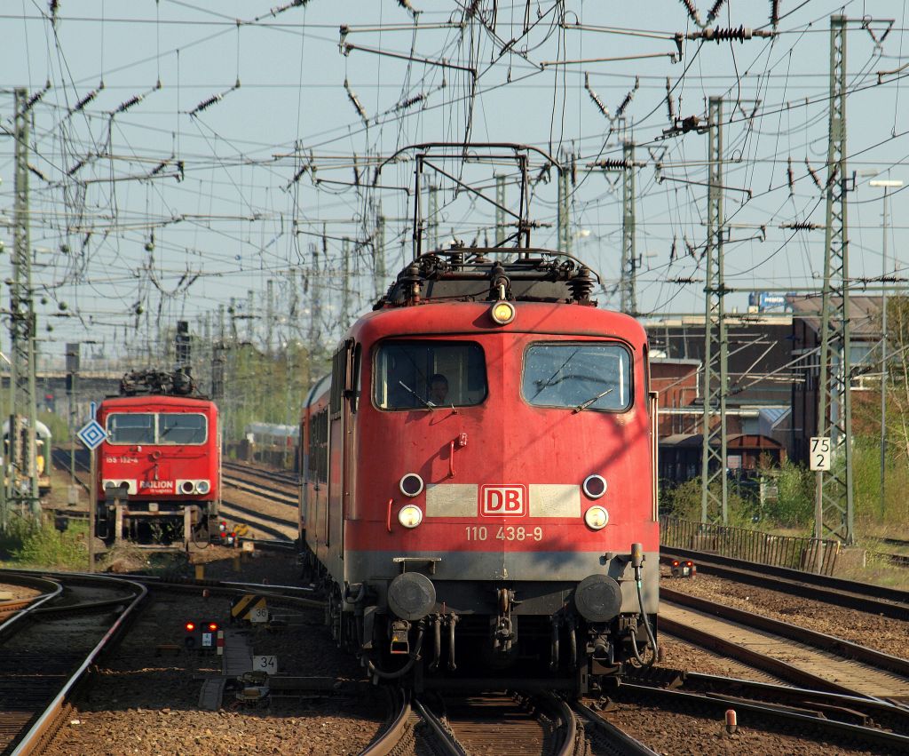 110 438-9 hatte den DZ 2701 von Kiel nach Tuttlingen am Haken und rollte durch den Bahnhof von Neumnster am 21.4.11.