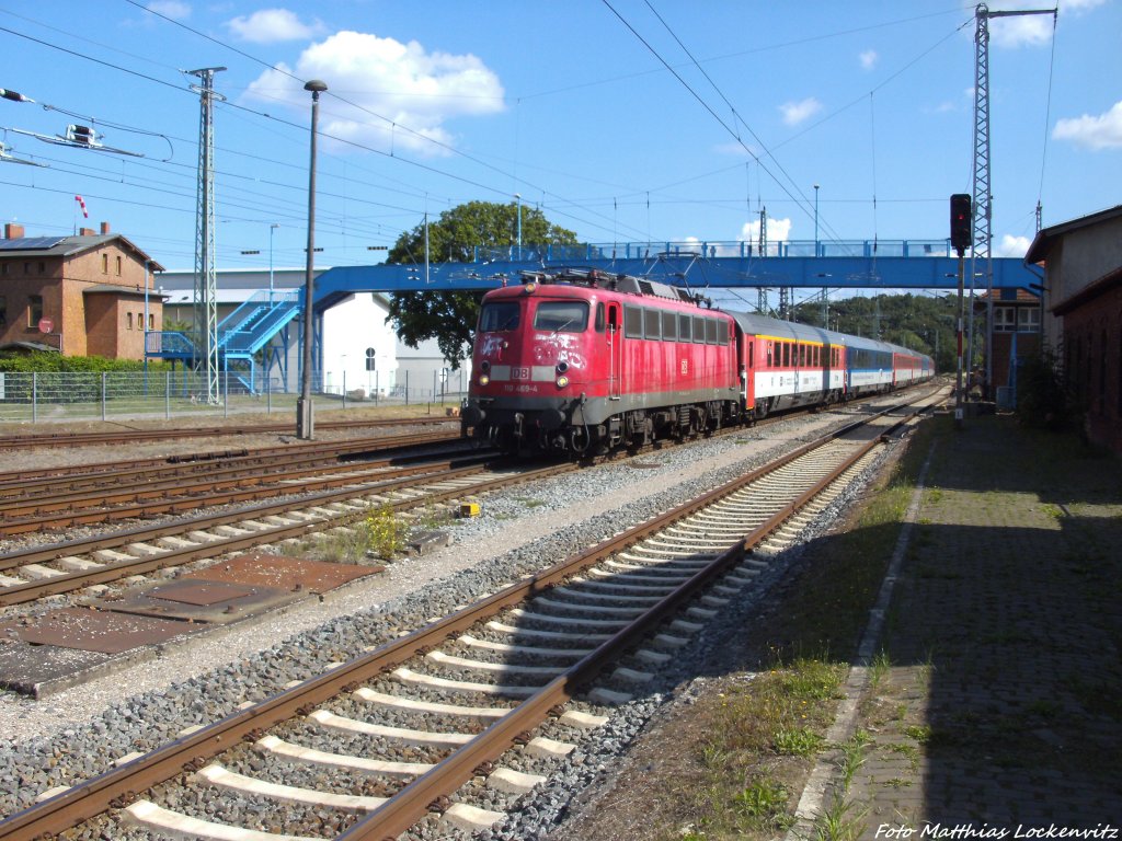 110 469-4 mit mit dem EC 379 mit ziel Brno bei der Einfahrt in Bergen auf Rgen am 10.8.13