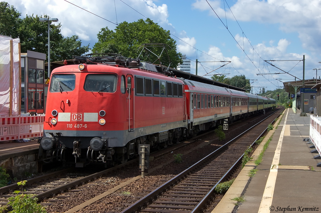 110 487-6 [Verl.|HBS|21.10.12] mit dem SZ 2680  BahnTouristikExpress - NORWEGIAN CRUISE LINE  von Warnemnde nach Berlin-Charlottenburg hat den Endbahnhof Berlin-Charlottenburg erreicht. 16.07.2012