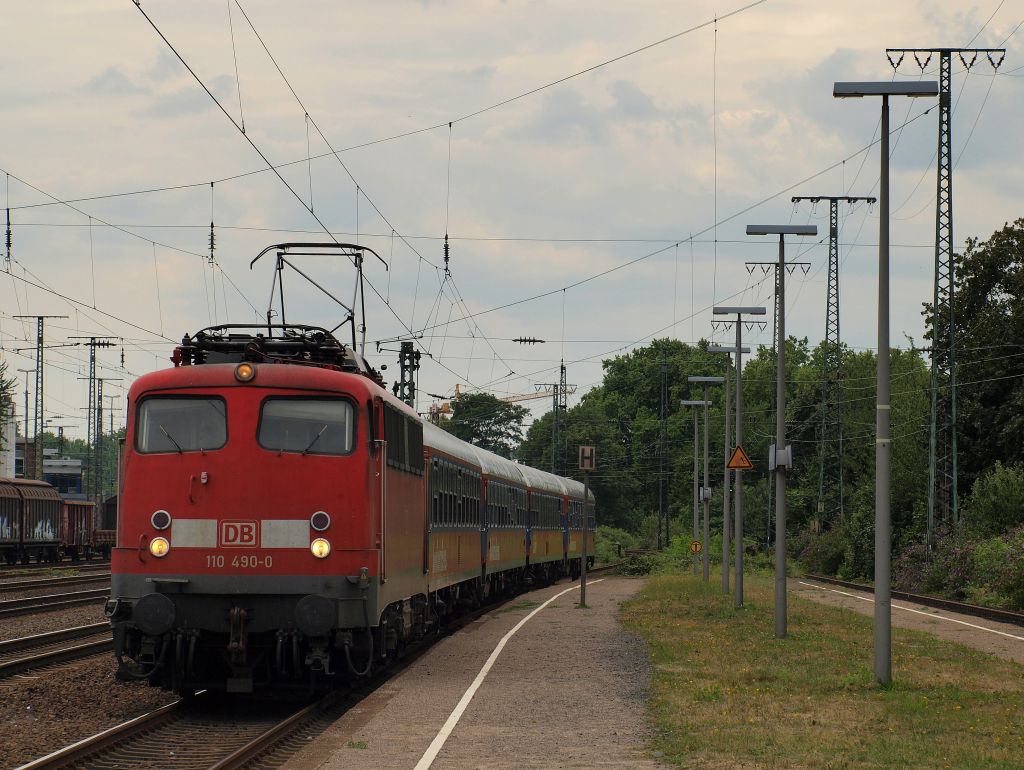 110 490-0 rauschte mit einem Sonderzug durch Kln West am 16.7.11.