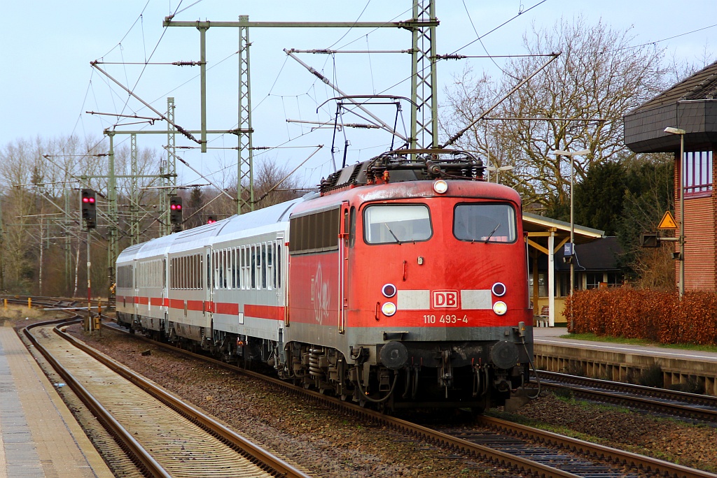 110 493-4 kam wenig spter als Leerzug auch wieder zurck und rollt hier langsam durch Schleswig. 08.01.12