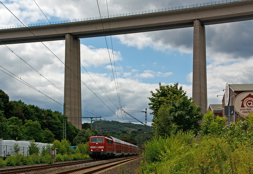 111 010 zieht den RE 9 (Rhein-Sieg-Express) Aachen - Kln - Siegen, hier am 21.07.2012 hat sie gerade die 105 m hohe Siegtalbrcke (A45) unterquert und fhrt weiter in Richtung Siegen. 