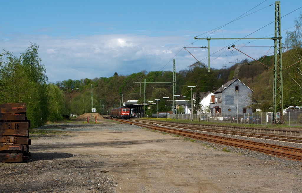 111 011-3 mit dem RE 9 (Rhein-Sieg-Express) Aachen - Kln - Siegen rauscht am Haltepunkt Brachbach, der jedoch bereits auf der Gemarkung Mudersbach liegt, in Richtung Siegen (30.04.2012).  Links sind leider Ab- & Bereitstellungsgleise zurck gebaut worden, es ist nur noch eins vorhanden. Es hat so nur den Vorteil das sich ein guter Fotopunkt, fr Zge die von Betzdorf kommen, ergibt.