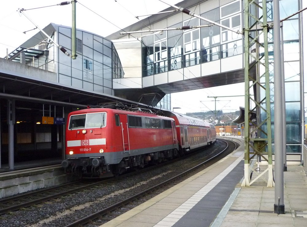 111 014 7 mit RE9 nach Gieen in Wissen

29.12.09