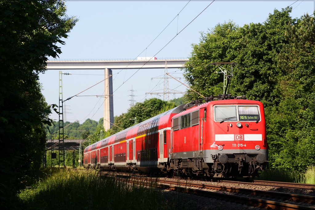 111 015 mit RE9 nach Aachen am 07.06.13 bei Siegen-Eiserfeld