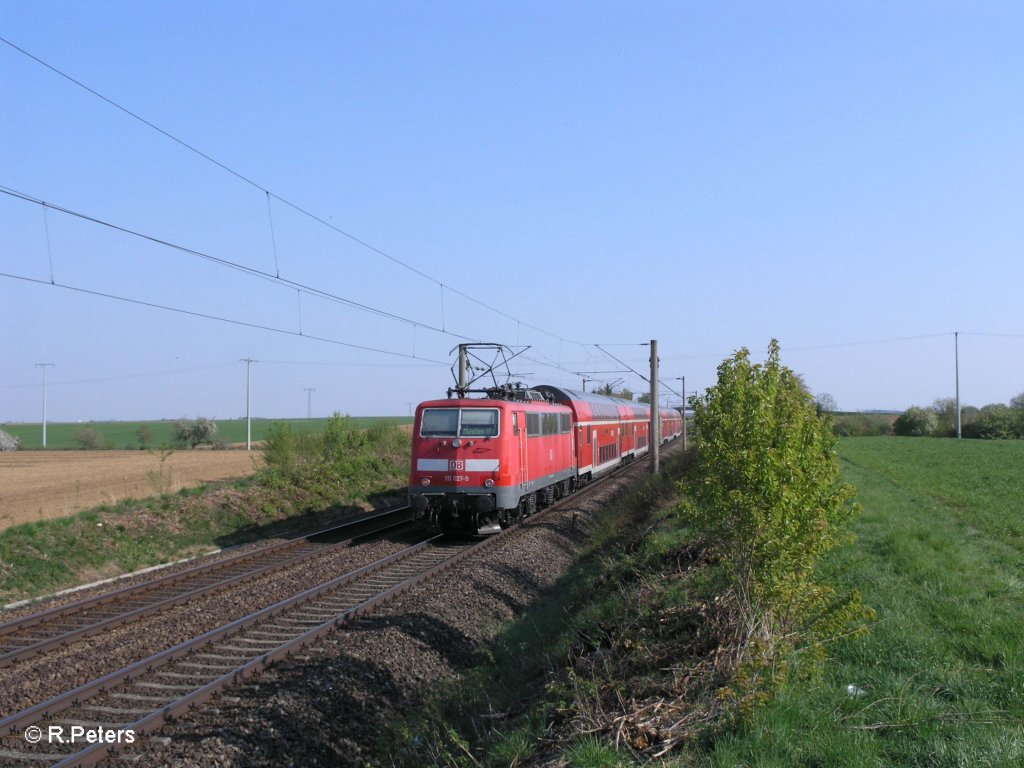 111 027-9 schiebt RE4263 Nrnberg – Mnchen bei Altegolsheim. 21.04.11
