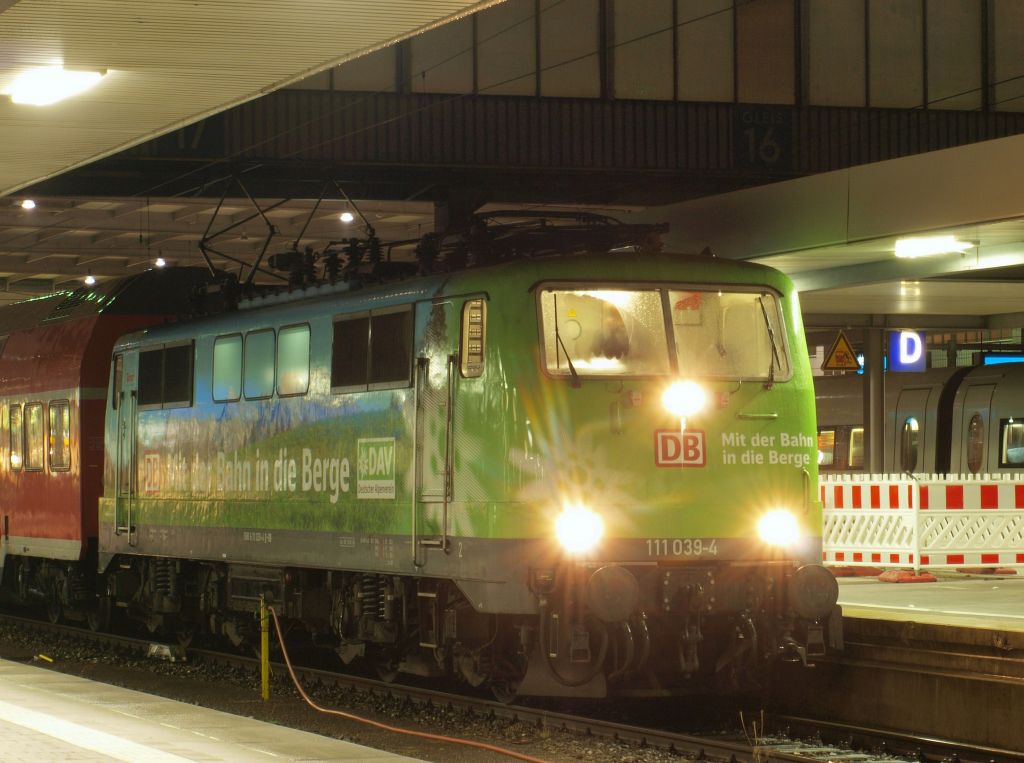 111 039-4  DAV  kam in der Nacht vom 4.8.11 als Rangierfahrt in den Mnchener Hbf gefahren und setzte sich vor einen Doppelstockwagenpark.