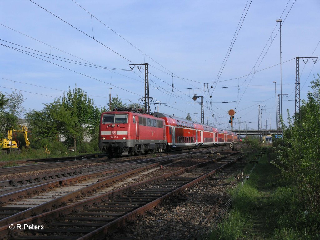 111 053-5 fhrt in Regensburg mit dem RE32054 ein. 29.04.10