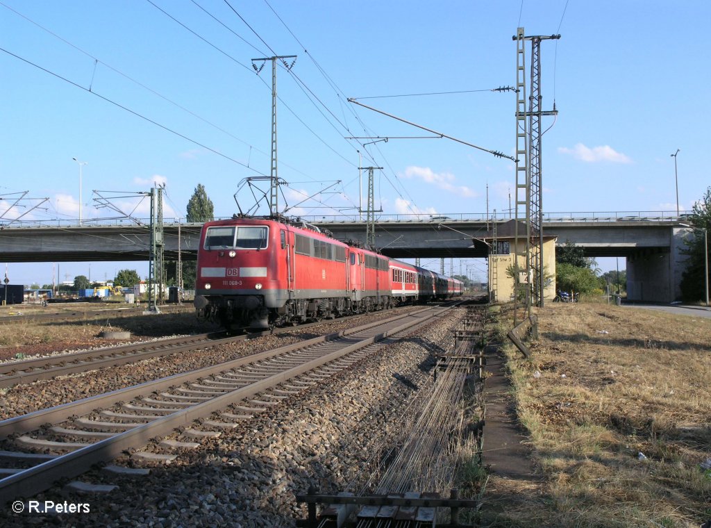 111 068-3 und eine 110er fahren mit ein RE in Regensburg ein. 27.08.09