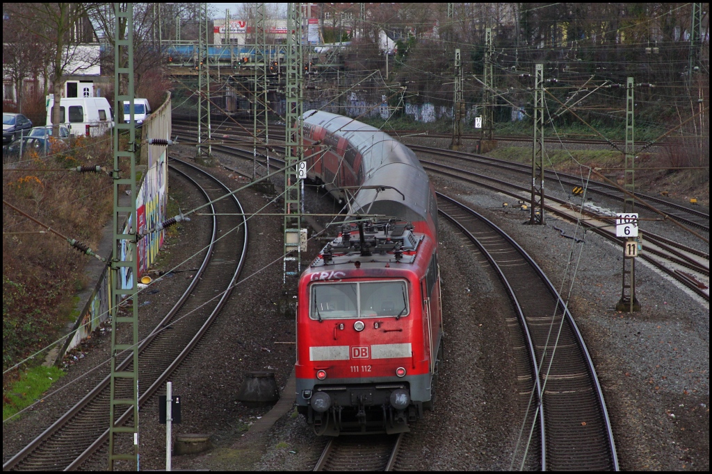 111 112 schob den RE4 nach Dortmund am 30.12.11 in den Dortmunder Hauptbahnhof ein