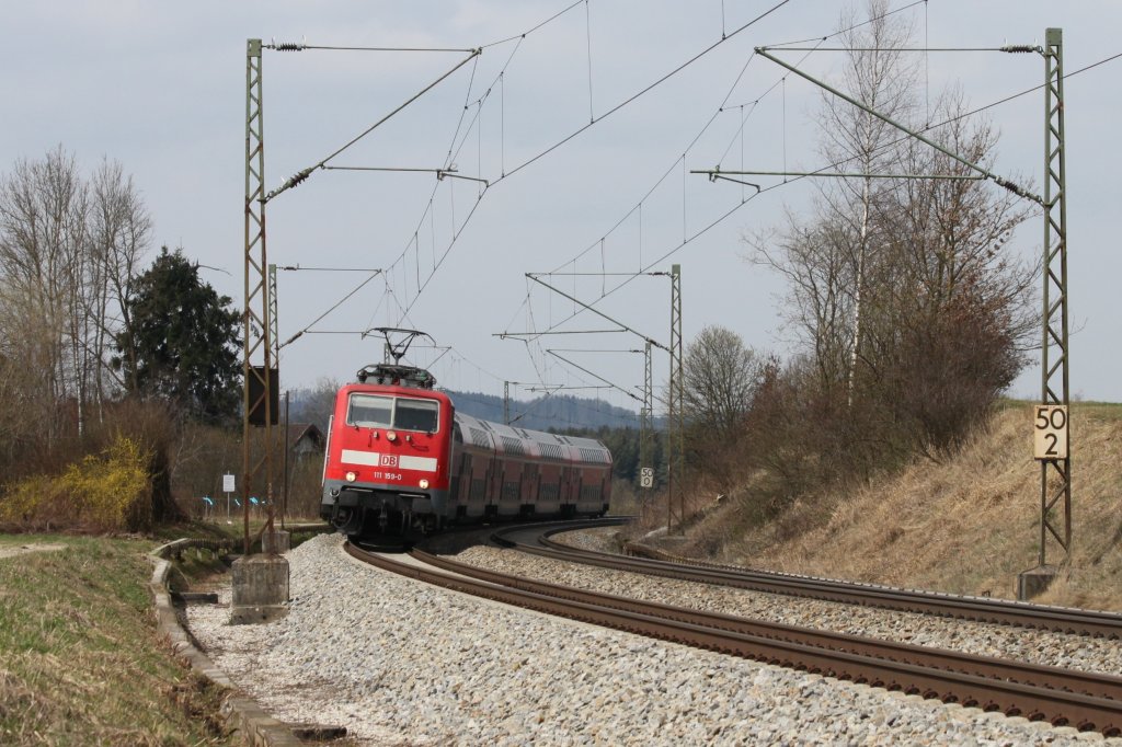 111 159 mit der RB von Mnchen nach Rosenheim in der Kurve liegend. Bei Ostermnchen am 31.3.2012.