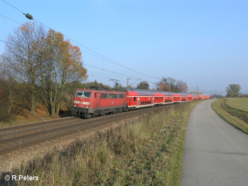 111 168-1 zieht ein RE Nrnberg durch die Kurve bei Plling. 25.10.08