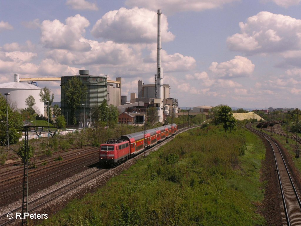 111 174-9 fhrt mit ein RE Nrnberg in Regensburg ein. 03.05.08