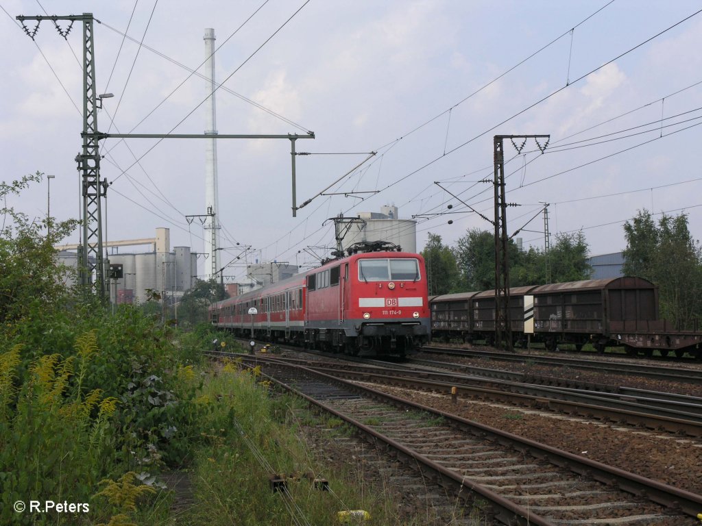 111 174-9 verlsst bei Regensburg Ost Regensburg mit der RE 32113/32167 Plattling. 27.08.09