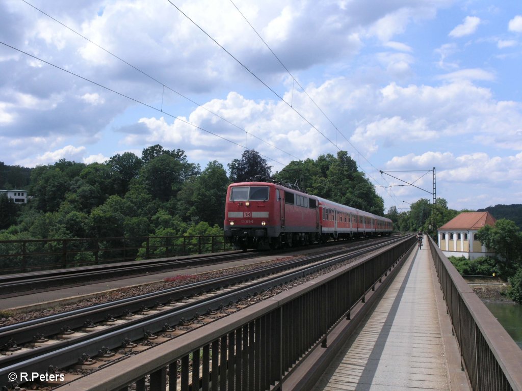 111 175-6 zieht eine RB Plattling ber die Donaubrcke bei Regensburg. 20.06.09